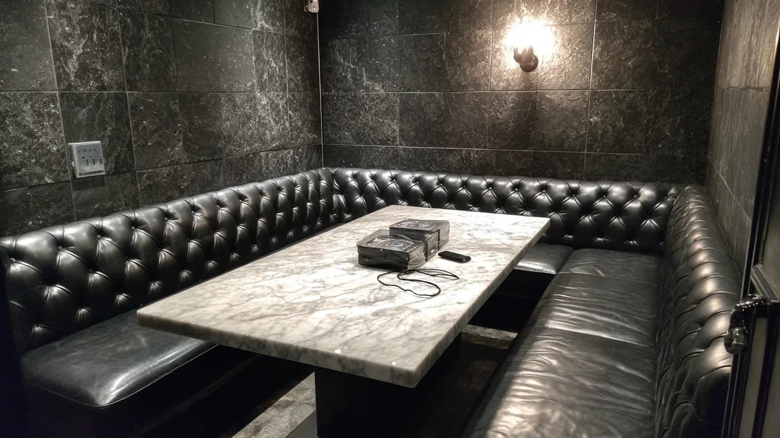 강남 하이퍼블릭 VIP 룸 블랙 대리석 인테리어 — 임원 접대·거래처 자리 전용